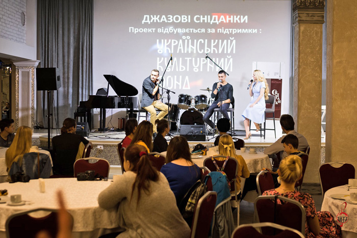 Гості джаз-фесту відчували імпровізацію і насолоду від спілкування й під час новаторського культурно-революційного проекту «Джазові сніданки». Фото з сайту facebook.com/snidanky.jazz